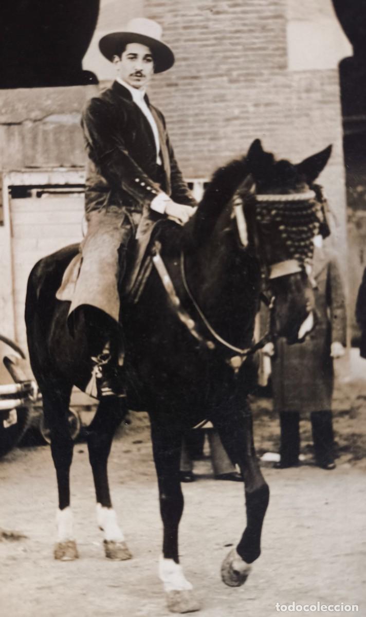 Fotograf&iacute;a antigua: FOTOGRAF&Iacute;A JINETE VESTIDO DE CORTO MONTADO A CABALLO POSTAL FOTOGR&Aacute;FICA C. 1945