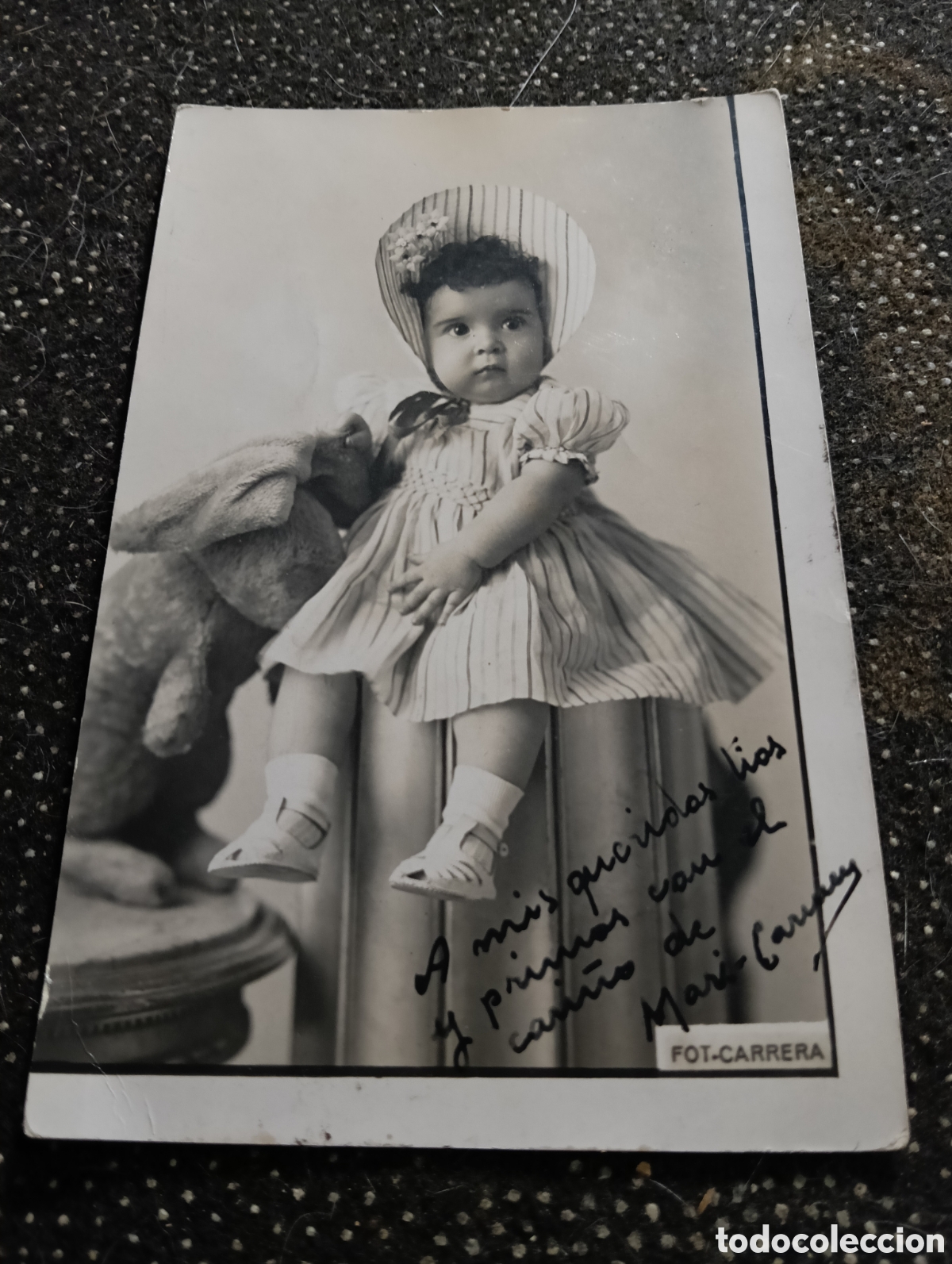 Fotograf&iacute;a antigua: Fotograf&iacute;a postal de una ni&ntilde;a con un peluche 1940 aprox. Fotograf&iacute;a. Carrera.