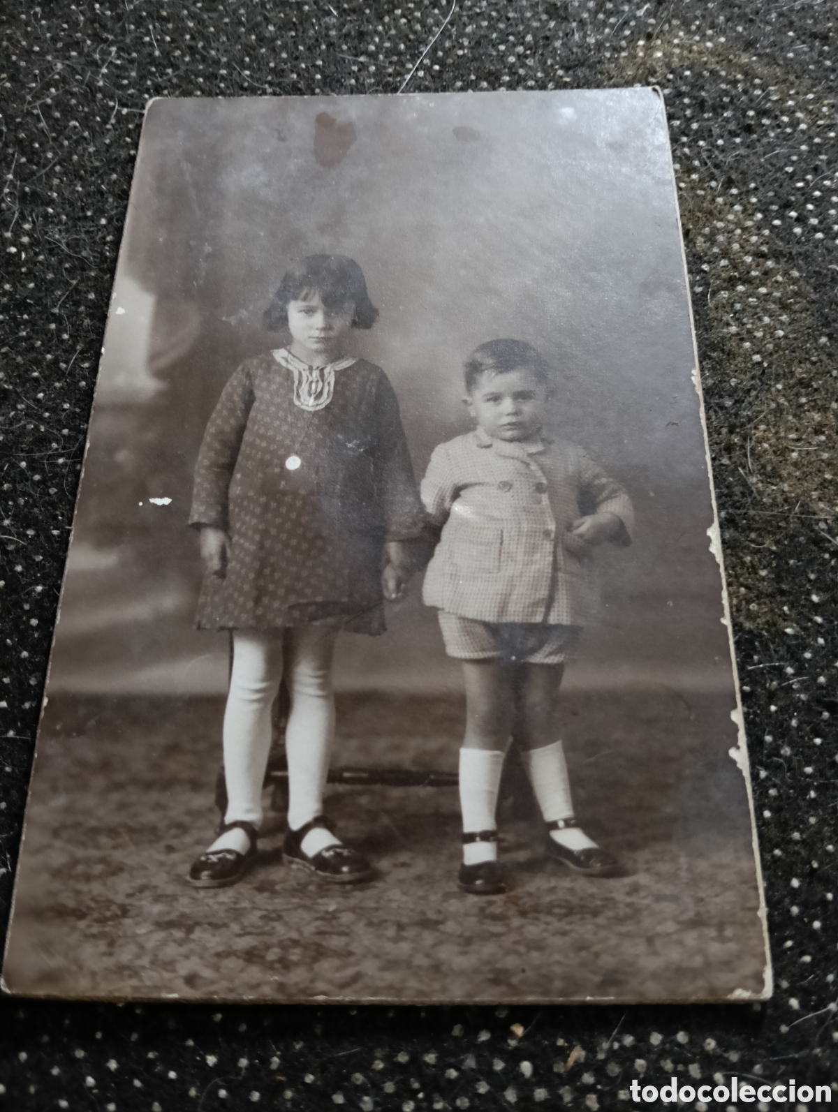 Fotograf&iacute;a antigua: 1920 Fotograf&iacute;a de dos hermanos, con alguna mancha. Tama&ntilde;o postal