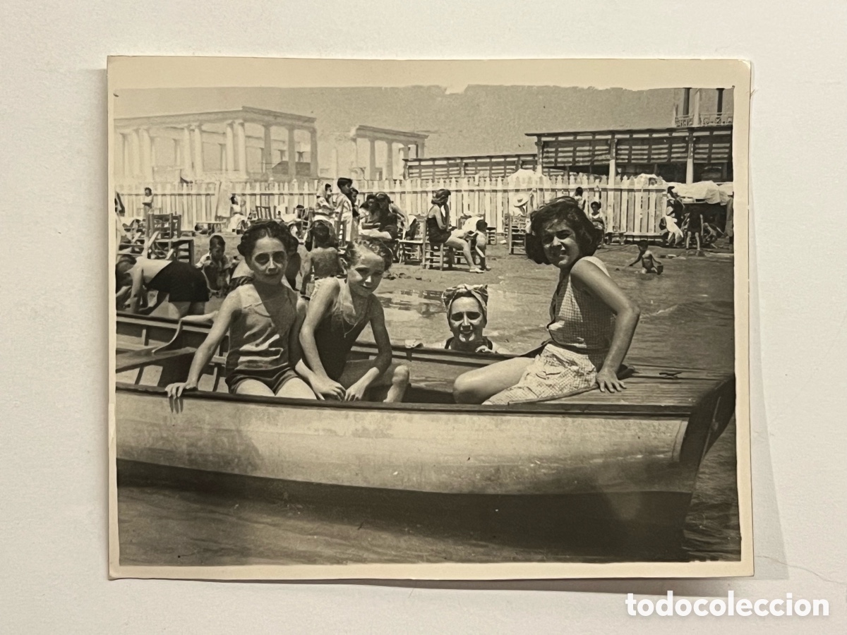 Fotograf&iacute;a antigua: MINUTEROS VALENCIA LAS ARENAS.. Disfrutando de un d&iacute;a en la playa.. ni&ntilde;os y barca.. (h.1960?)