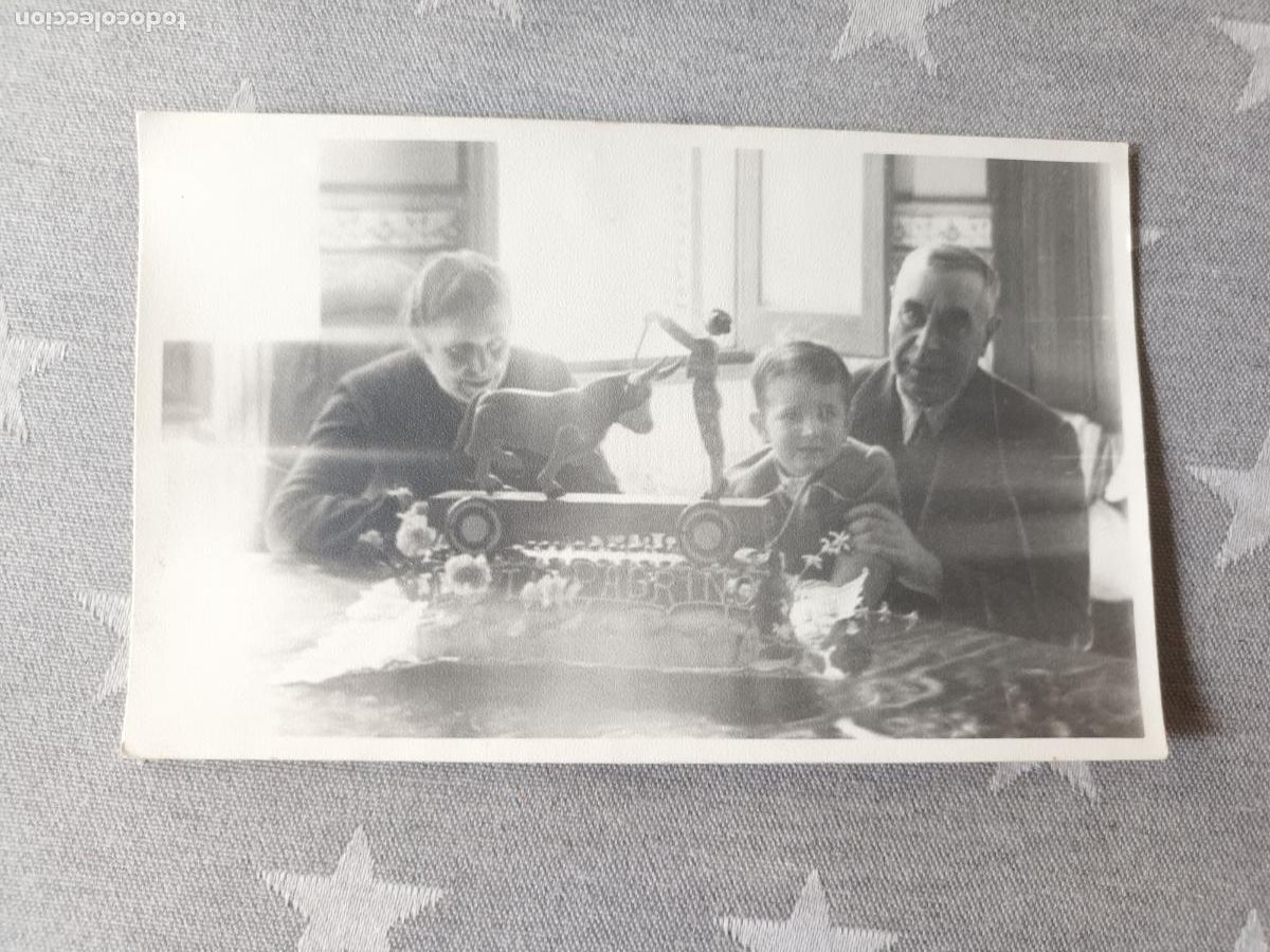 Fotograf&iacute;a antigua: FOTOGRAF&Iacute;A TIPO POSTAL FOTOGRAFICA. NI&Ntilde;O Y ABUELOS CON JUGUETE LATA MADERA TORO BANDERILLERO. PAYA?