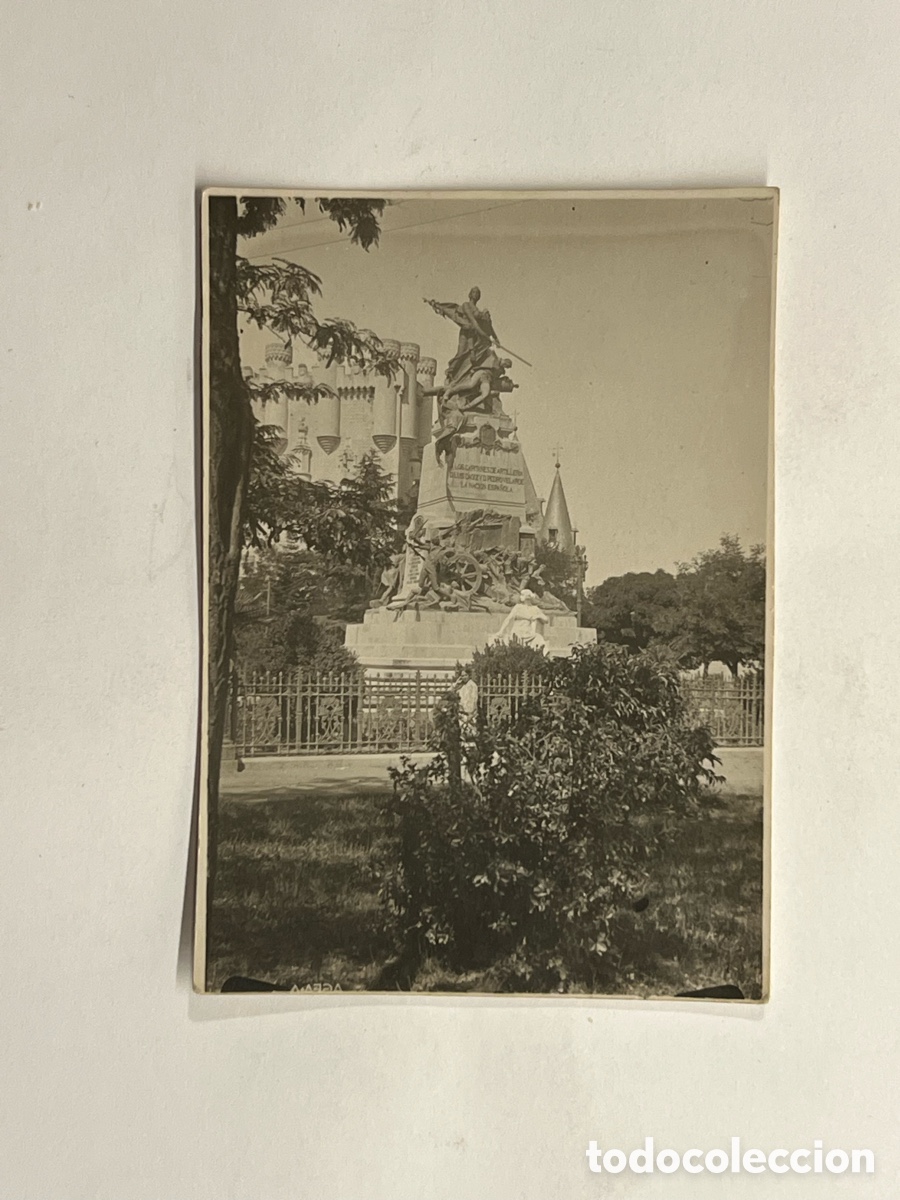 Fotograf&iacute;a antigua: MINUTEROS SEGOVIA.. Monumento a Daoiz y Velarde.. Plaza Reina Victoria (h.1940?)