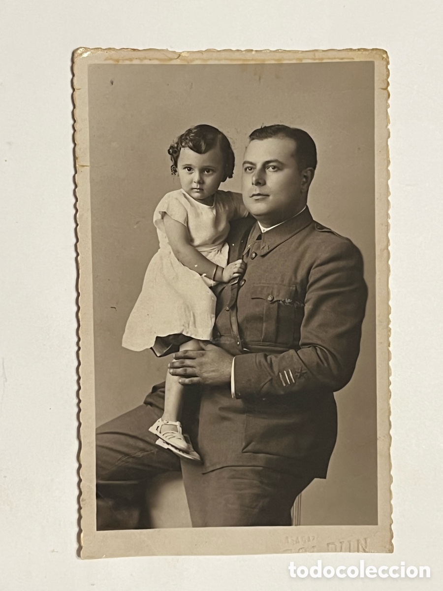 Fotograf&iacute;a antigua: EJ&Eacute;RCITO POPULAR DE LA REP&Uacute;BLICA. Capitan, boca manga tres franjas y estrella (a.1937)