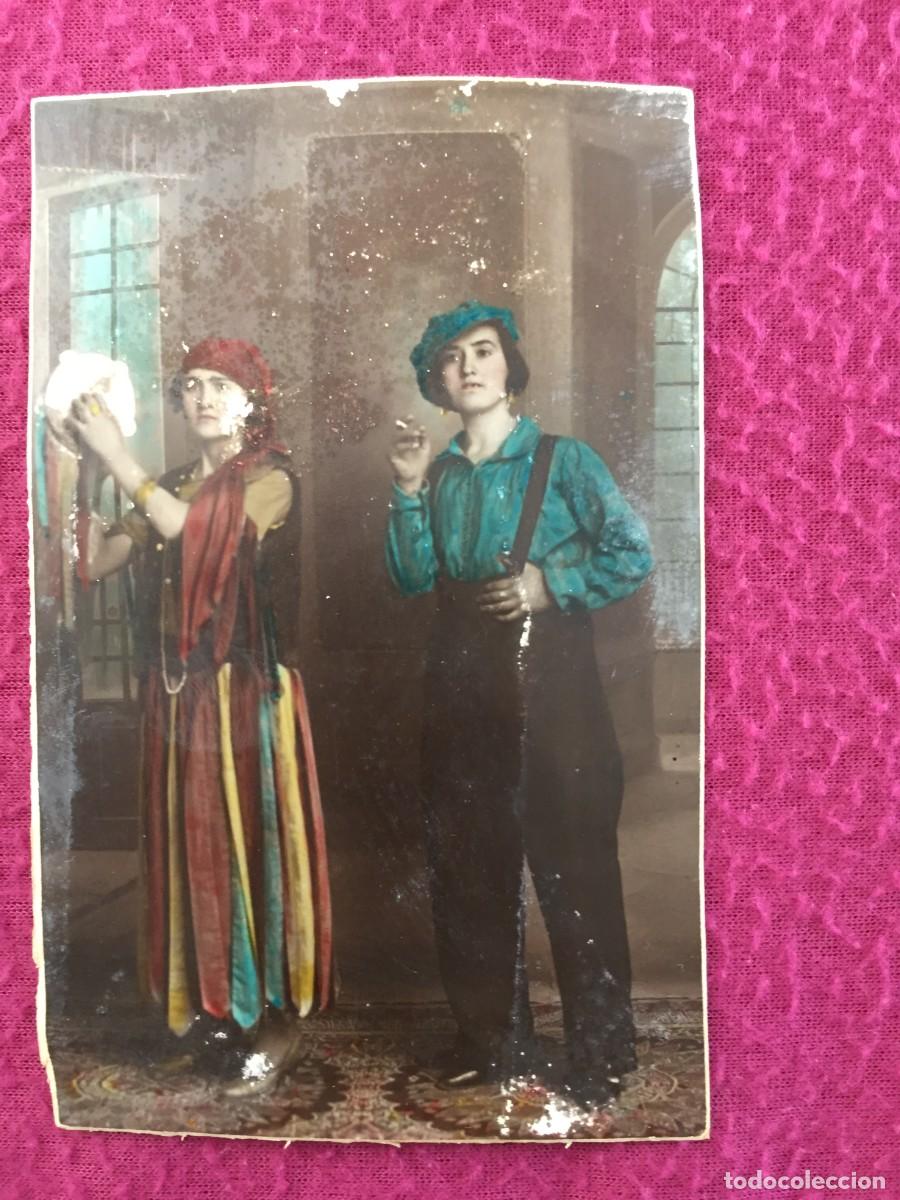 Fotograf&iacute;a antigua: ANTIGUA FOTOGRAFIA COLOREADA CON 2 MUJERES VESTIDAS DE ZINGARA Y MILICIANA DE GUERRA CIVIL