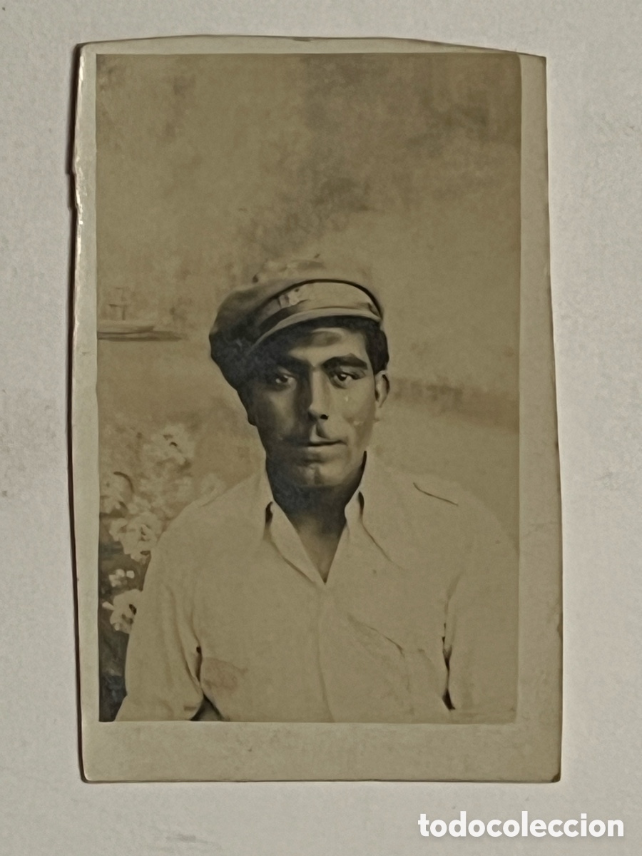 Fotograf&iacute;a antigua: VICENTE El Miliciano.. un beso a su novia Teresa.. Fotograf&iacute;a (h.1937?) Med&iacute;das: 4 x 6,5 cm