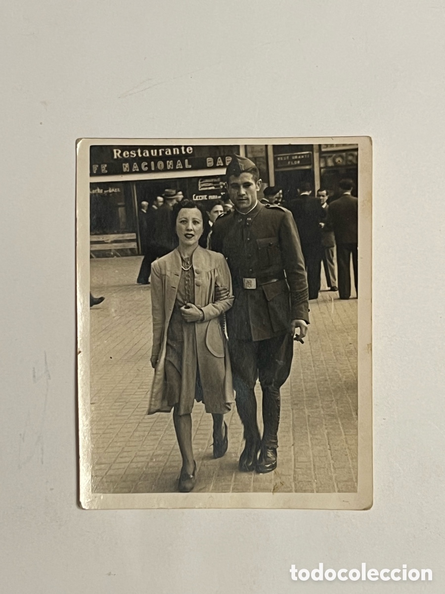 Fotograf&iacute;a antigua: MADRID ? Minuteros.. Bando Nacional. Soldado con su novia de paseo.. (h.1950?) Med&iacute;das: 9 x 7 cm