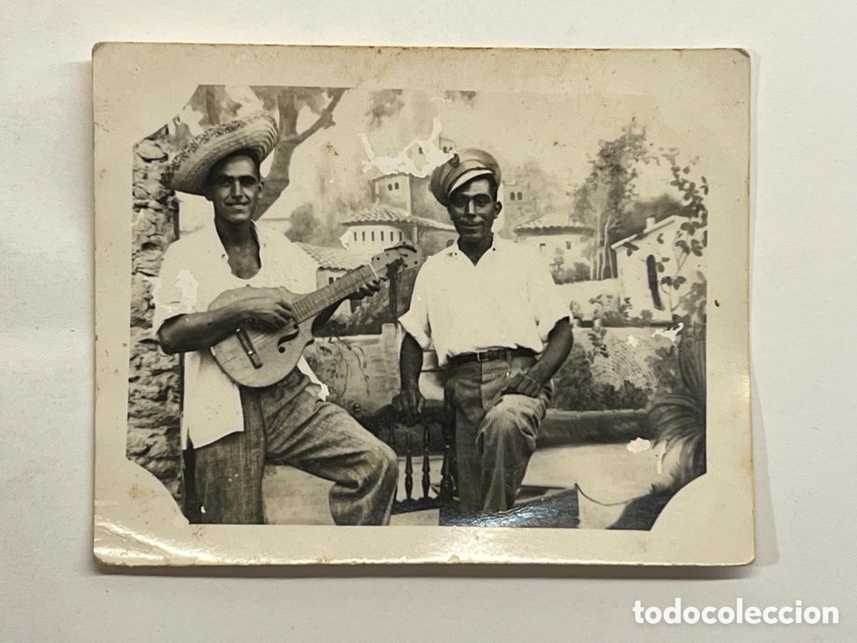 Fotograf&iacute;a antigua: MINUTEROS. Fotograf&iacute;a simp&aacute;tica d&iacute;a de fiesta.. los guitarristas.. (h.1950?) Med&iacute;das: 9 x 7 cm.