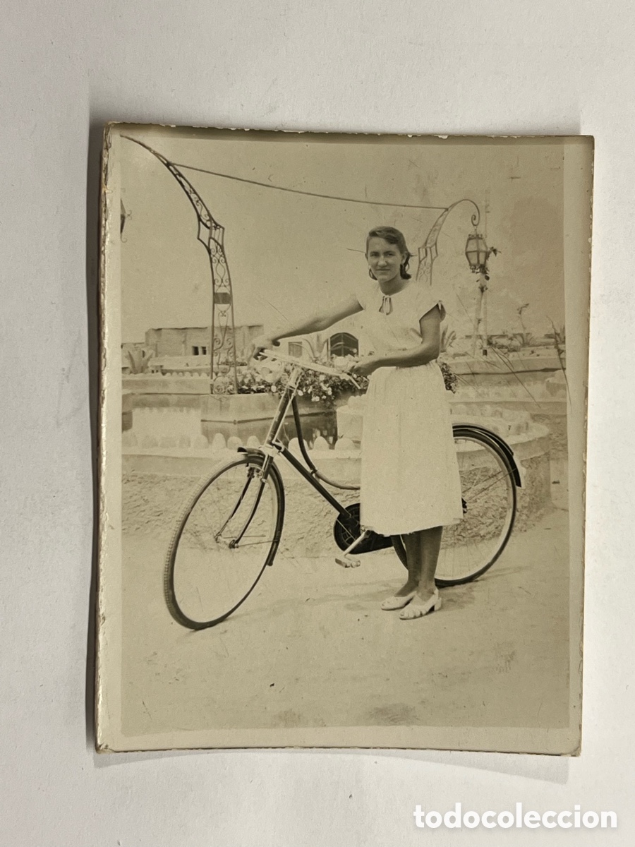 Fotograf&iacute;a antigua: LIMA, MINUTEROS. Fotograf&iacute;a La joven ciclista (a.1952) Med&iacute;das: 9 x 7 cm.,
