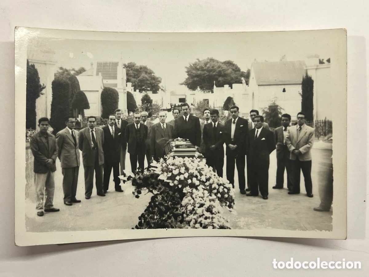 Fotograf&iacute;a antigua: POSTMORTEM.. LIMA, Peru.. un d&iacute;a triste, despidi&eacute;ndo al familiar, al amigo.. Cementerio (h.1950?)
