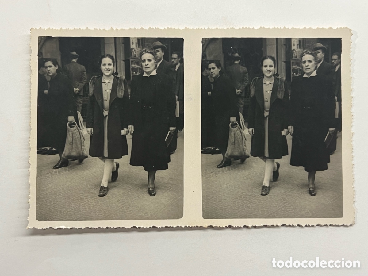 Antique Photography: BARCELONA. Minuteros (2) fotograf&iacute;as Passejant pel carrer C&ograve;rsega.. (h.1945?) Foto Reza