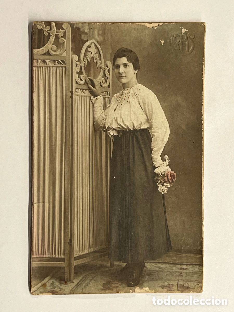 Fotograf&iacute;a antigua: VALENCIA. Mujer.., La del manojo de rosas. Foto iluminada. J. Llopis (a.1918) Medidas: 14 x 9 cm