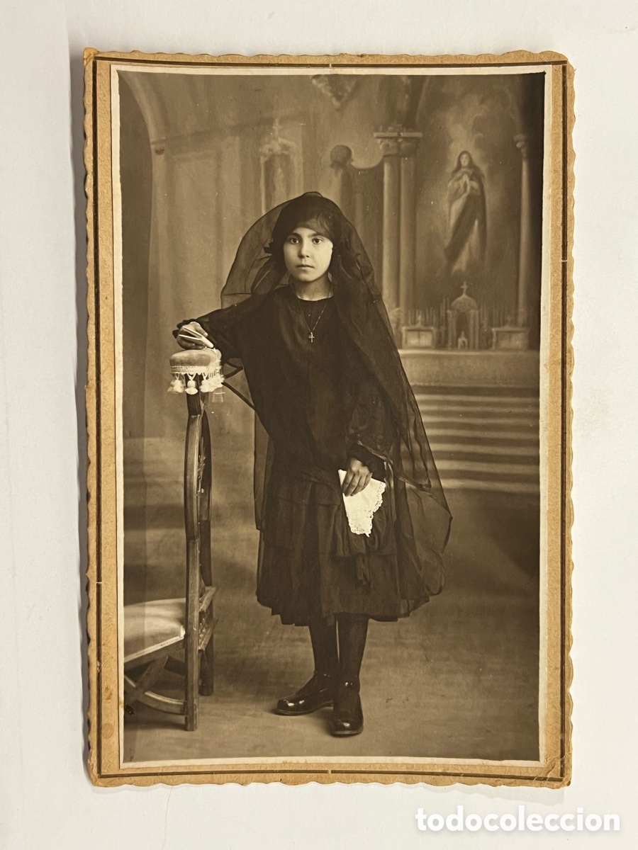 Fotograf&iacute;a antigua: NI&Ntilde;A PRIMERA COMUNI&Oacute;N.. de riguroso duelo con velo negro.. (h.1910?) retrato de estudio