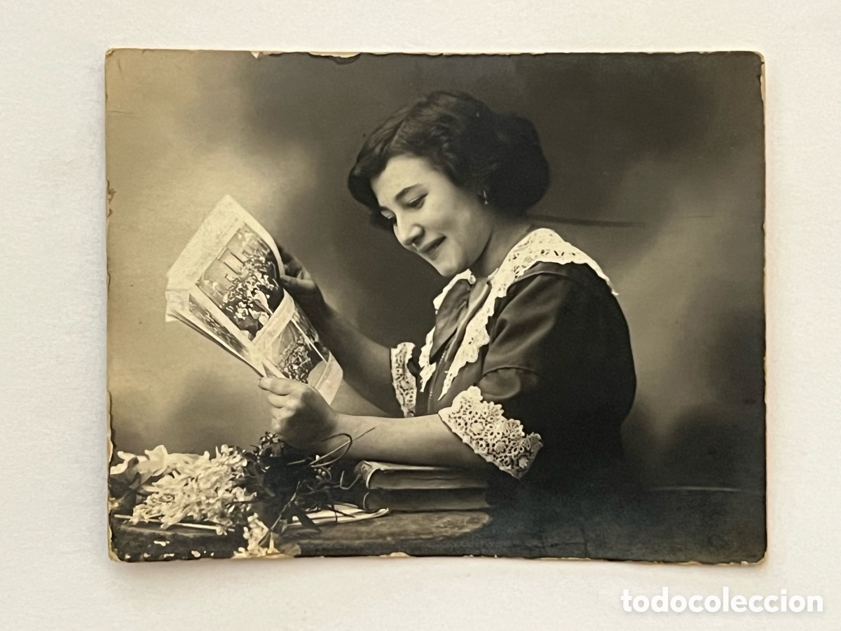 Fotograf&iacute;a antigua: MINUTEROS.. La joven lectora de Mundo Gr&aacute;fico.. (h.1930?) Med&iacute;das: 9 x 7 cm.,