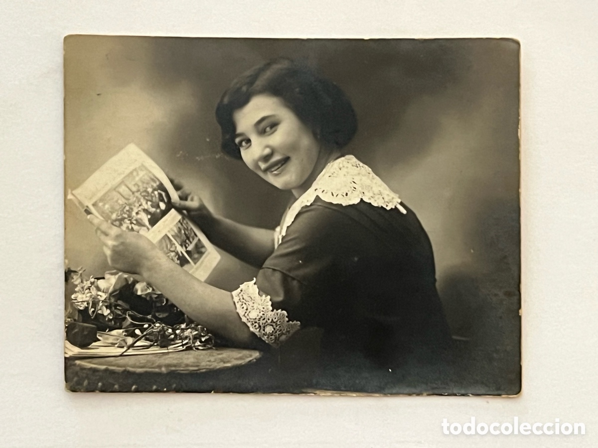 Fotograf&iacute;a antigua: MINUTEROS.. La joven lectora de Mundo Gr&aacute;fico.. (h.1930?) Med&iacute;das: 9 x 7 cm