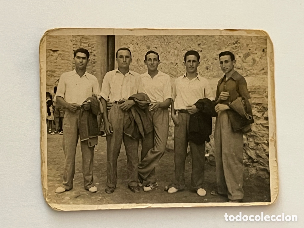 Fotograf&iacute;a antigua: LA RIBERA ALTA.. Minuteros.. J&oacute;venes accediendo al Trinquete a ver la partida de pelota.. (h.1950?)