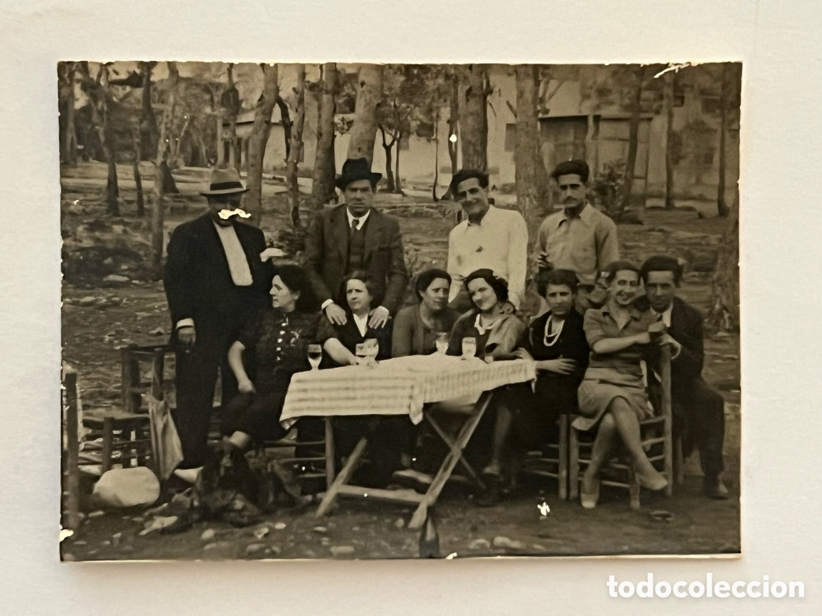 Fotograf&iacute;a antigua: MINUTEROS.. una alegre jornada en familia alrededor de la mesa.. Marzo de 1940