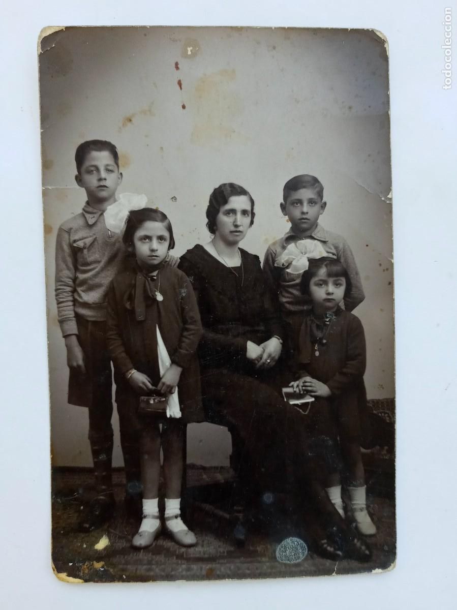 Fotograf&iacute;a antigua: PRECIOSA FOTO DE MUJER DE LUTO ( POSIBLEMENTE VIUDA ) CON SUS NI&Ntilde;OS , A&Ntilde;OS 30 . DE HILARIO , SEVILLA
