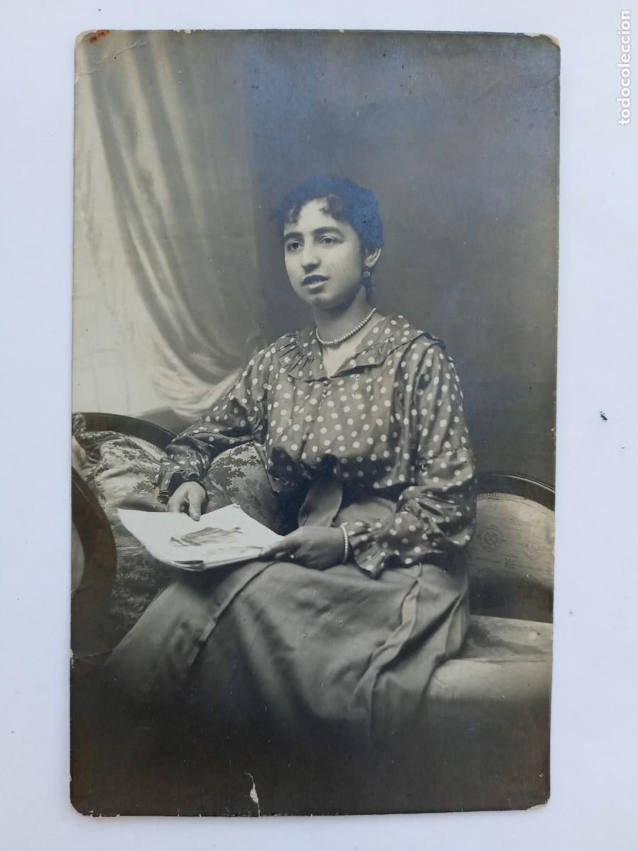 Fotograf&iacute;a antigua: PRECIOSA FOTO DE ESTUDIO DE CHICA CON REVISTA , PRINCIPIOS DE SIGLO . DE GONZALEZ , SEVILLA