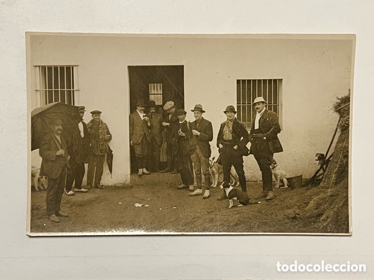 Fotograf&iacute;a antigua: BADAJOZ. Fotograf&iacute;a antigua.. una jornada de caza, escopetas, perros.. (h.1930?) Med&iacute;das: 14 x 9 cm