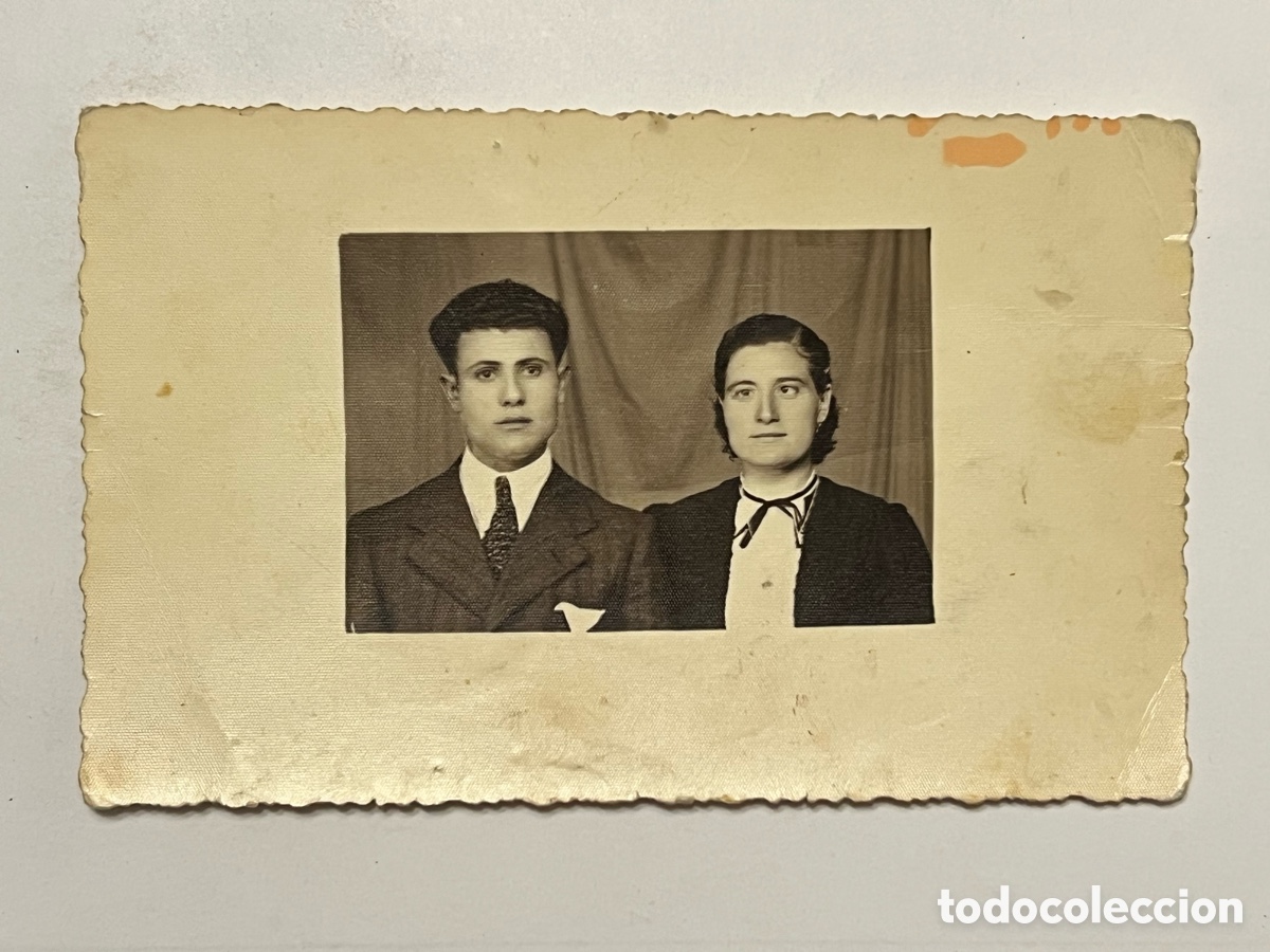 Fotograf&iacute;a antigua: ARAHAL, Sevilla.. Mujer miope.. Fotograf&iacute;a pareja de enamorados.. (h.1930?) Med&iacute;das: 14 x 9 cm.
