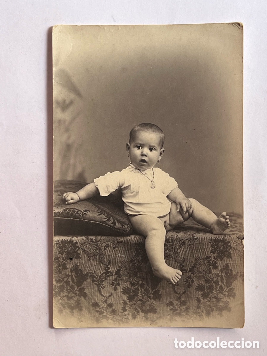 Fotograf&iacute;a antigua: BEB&Eacute; DESNUDO. Hermosa ni&ntilde;a en el estudio del fot&oacute;grafo&hellip; (h.1920?) Med&iacute;das: 14 x 9 cm