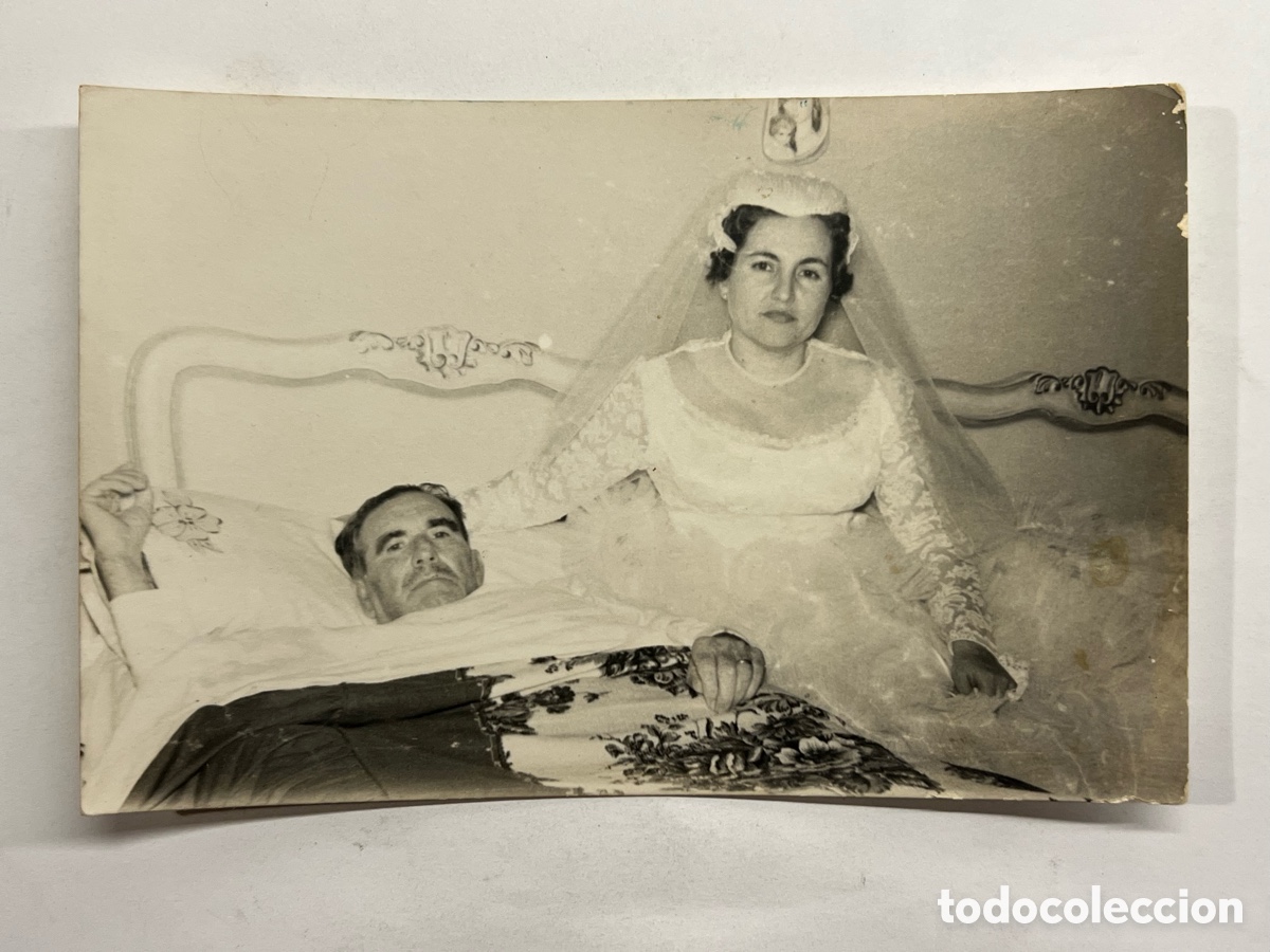 Fotograf&iacute;a antigua: FOTOGRAF&Iacute;A. La Novia que ten&iacute;a a su Pap&aacute; enfermo .. (a.1959) Med&iacute;das: 14 x 9 cm