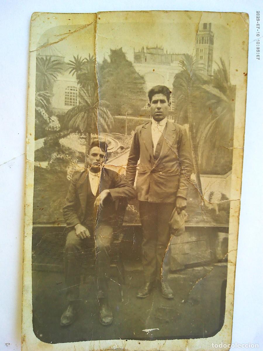 Fotograf&iacute;a antigua: MINUTERO DE FOTOGRAFO CALLEJERO DE JOVENES AMIGOS CON FONDO DECORADO, PRINCIPIOS DE SIGLO