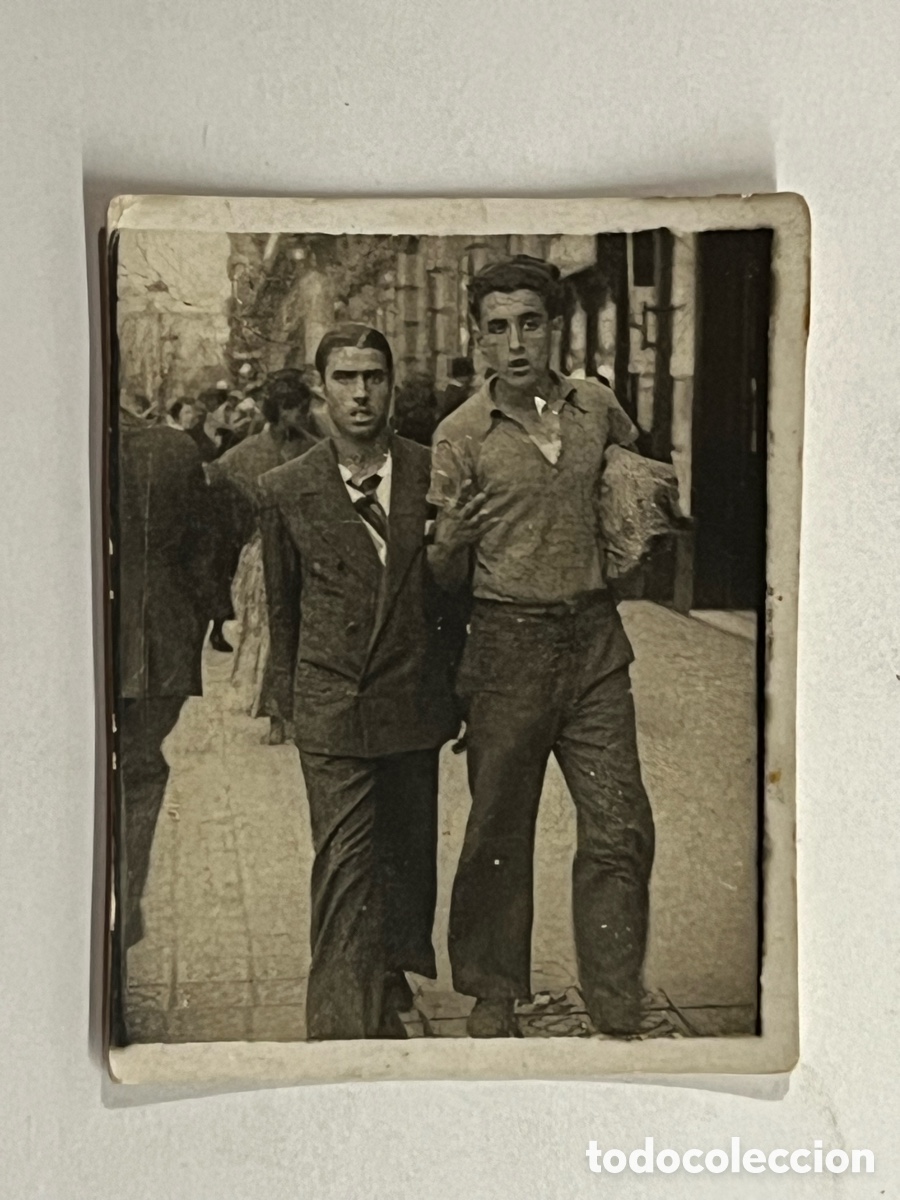 Fotograf&iacute;a antigua: MADRID. Minuteros.. Aires de Guerra.. j&oacute;venes por la Gran V&iacute;a.. (h.1936?) Med&iacute;das: 5 x 6 cm