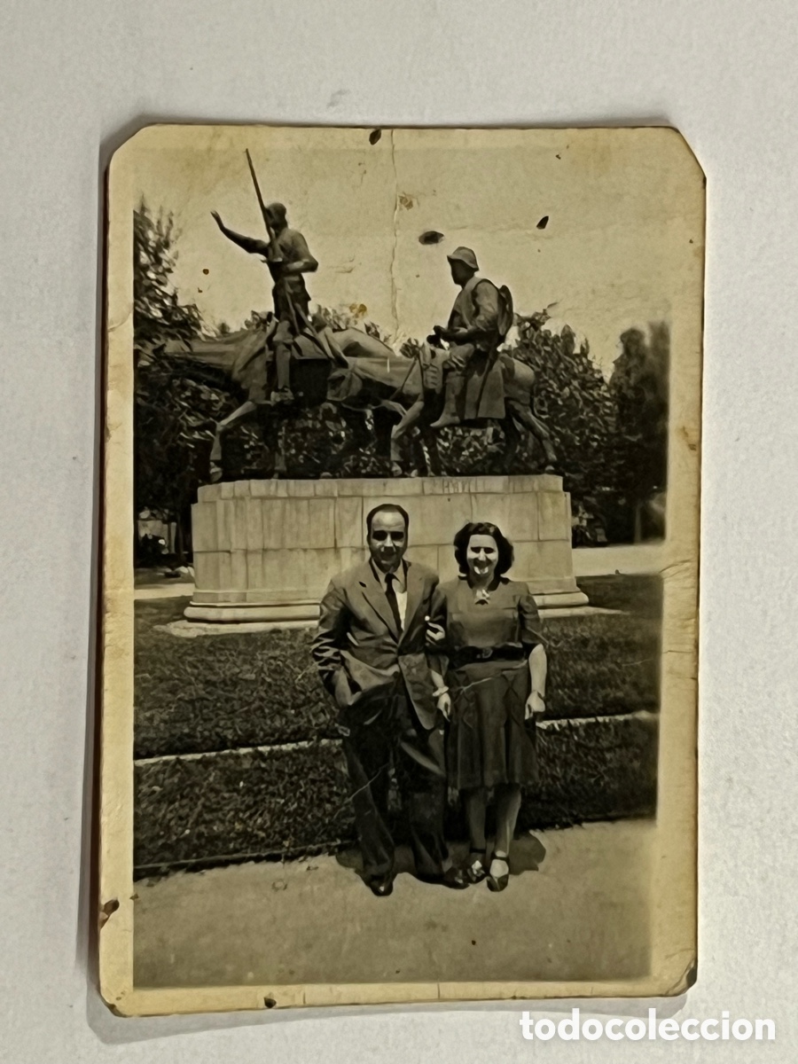 Fotograf&iacute;a antigua: MADRID. MINUTEROS.. En la Plaza de Espa&ntilde;a junto a la Estatua del Quijote y Sancho (a.1947)