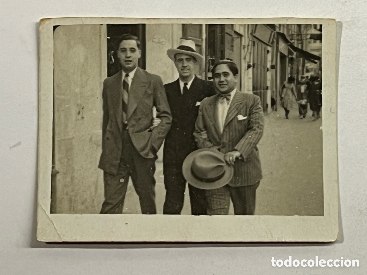 Fotograf&iacute;a antigua: VALENCIA MINUTEROS.. j&oacute;venes sorprendidos por el fotogr&aacute;fo&hellip; (h.1930?) Med&iacute;das: 5,5 x 7,5 cm