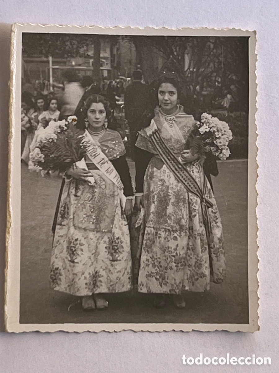 Fotograf&iacute;a antigua: FALLAS Y FALLERAS. Minuteros&hellip; J&oacute;venes en la Ofrenda de Flores.. (h.1960?) Med&iacute;das: 7 x 8,5 cm.
