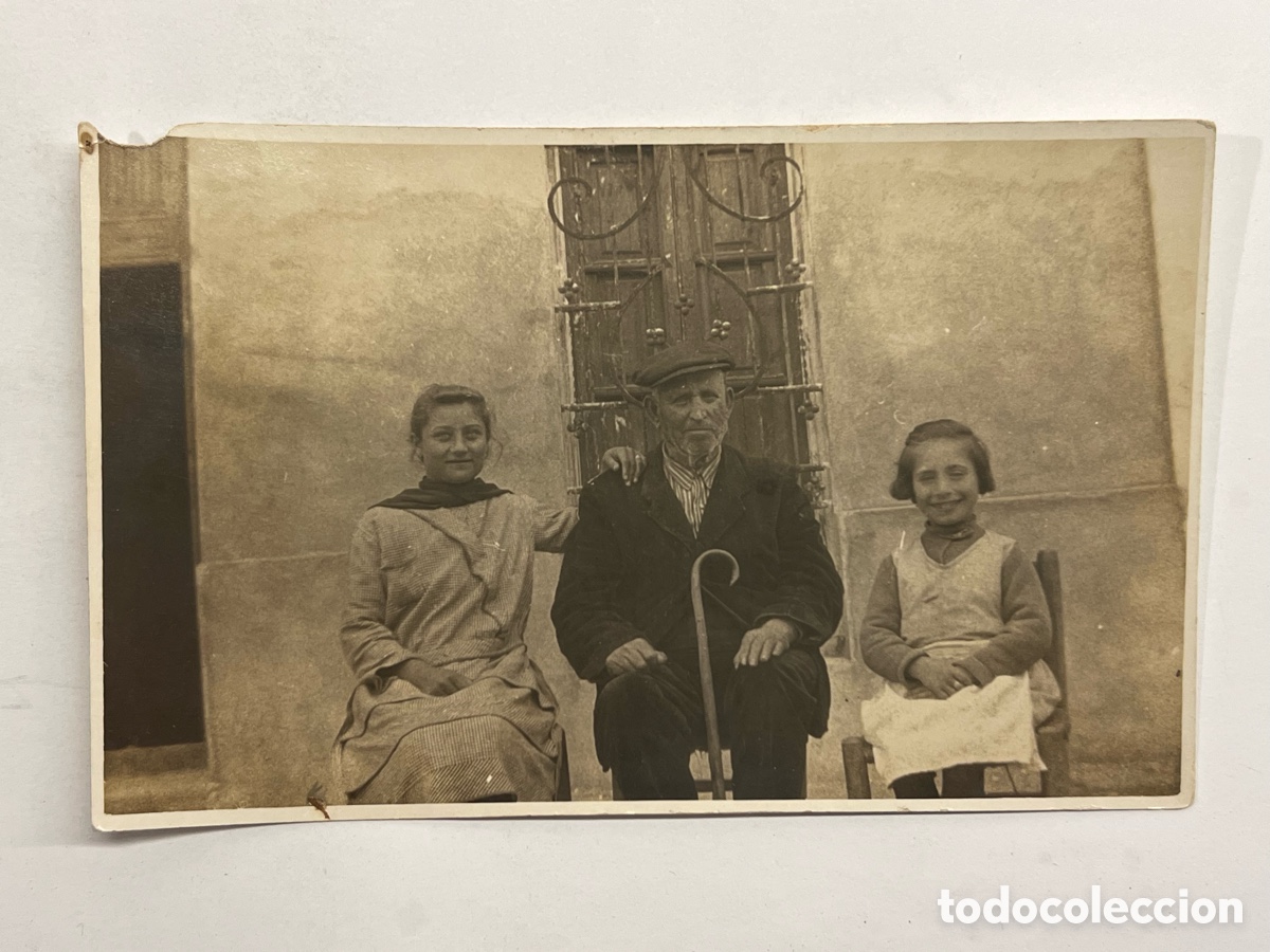 Fotograf&iacute;a antigua: VALENCIA.. el Guelo del Gallato y les seves netes &hellip; (h.1920?) Med&iacute;das: 9 x 14 cm.