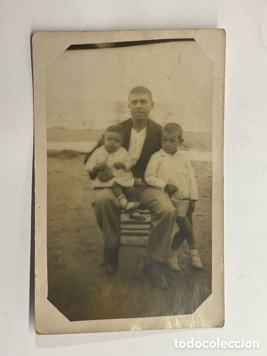 Fotograf&iacute;a antigua: MINUTEROS.. En la Playa sentado con sus hijos.. Fotograf&iacute;a costumbrista (h.1920?)
