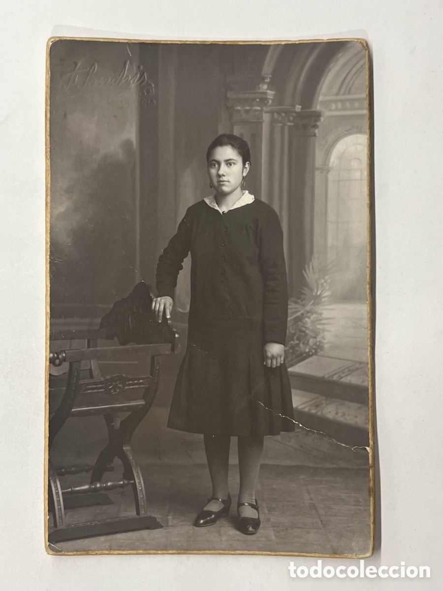 Fotograf&iacute;a antigua: VALENCIA F. Sanchis, fot&oacute;grafo. Retrato de joven de riguroso luto&hellip; (h.1910?) Med&iacute;das: 14 x 9 cm