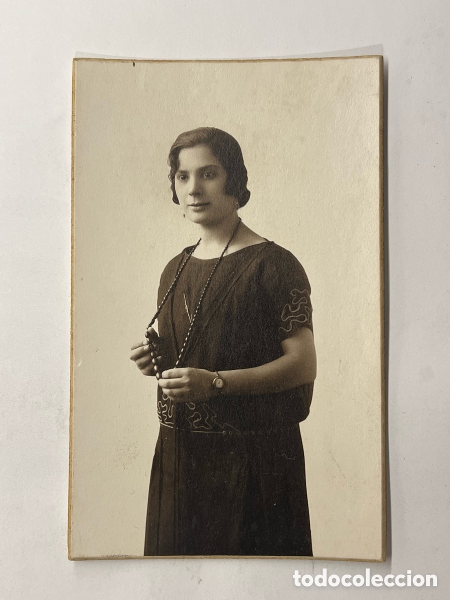 Fotograf&iacute;a antigua: VALENCIA Casa Garc&iacute;a, fot&oacute;grafo. La joven Amparo con Collar Negro (a.1925) Medidas: 14 x 9 cm