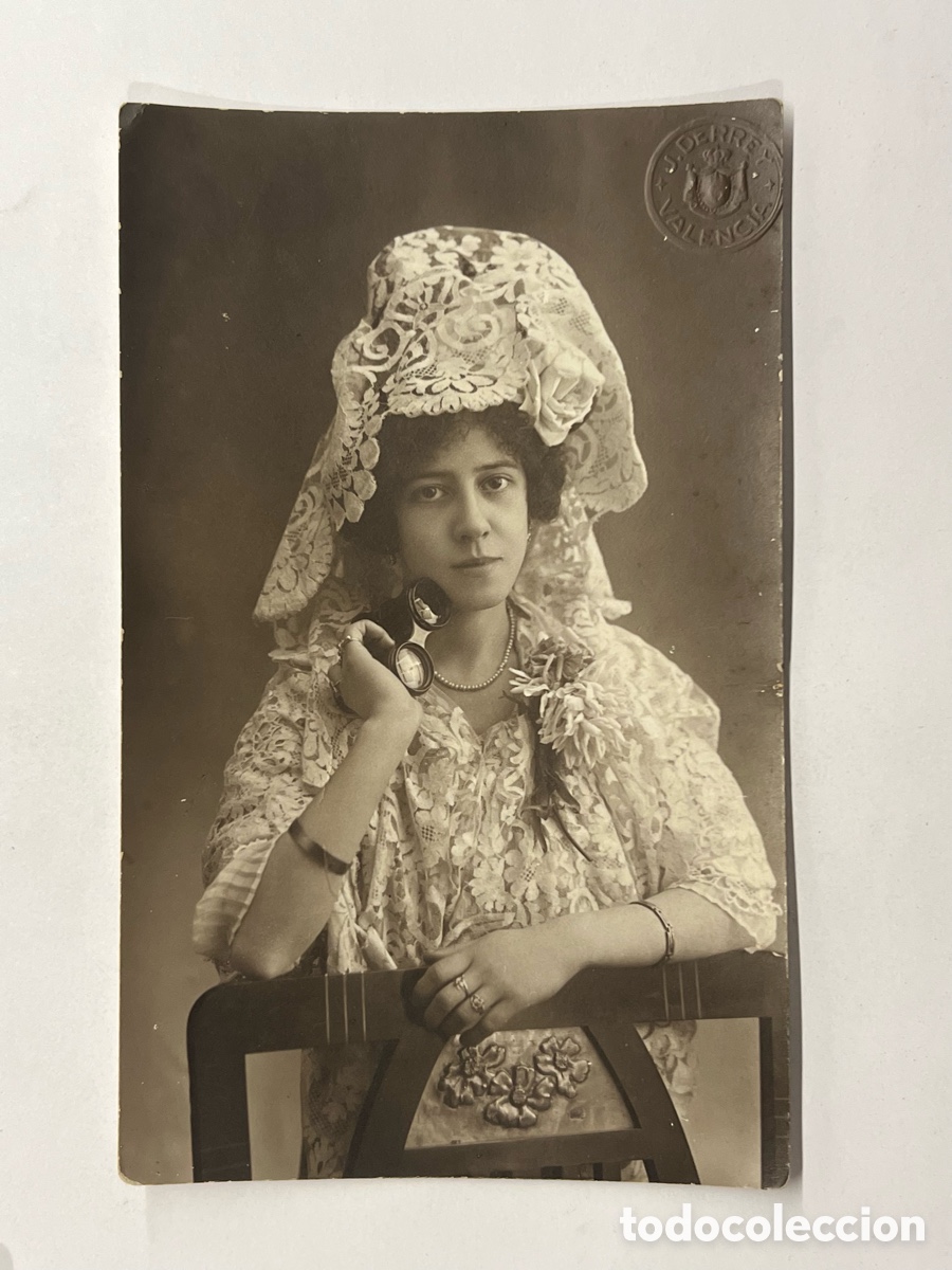 Fotograf&iacute;a antigua: JULES DERREY, fot&oacute;grafo. Guapa Valenciana con Mantilla Blanca y Prism&aacute;ticos.. (h.1900?)