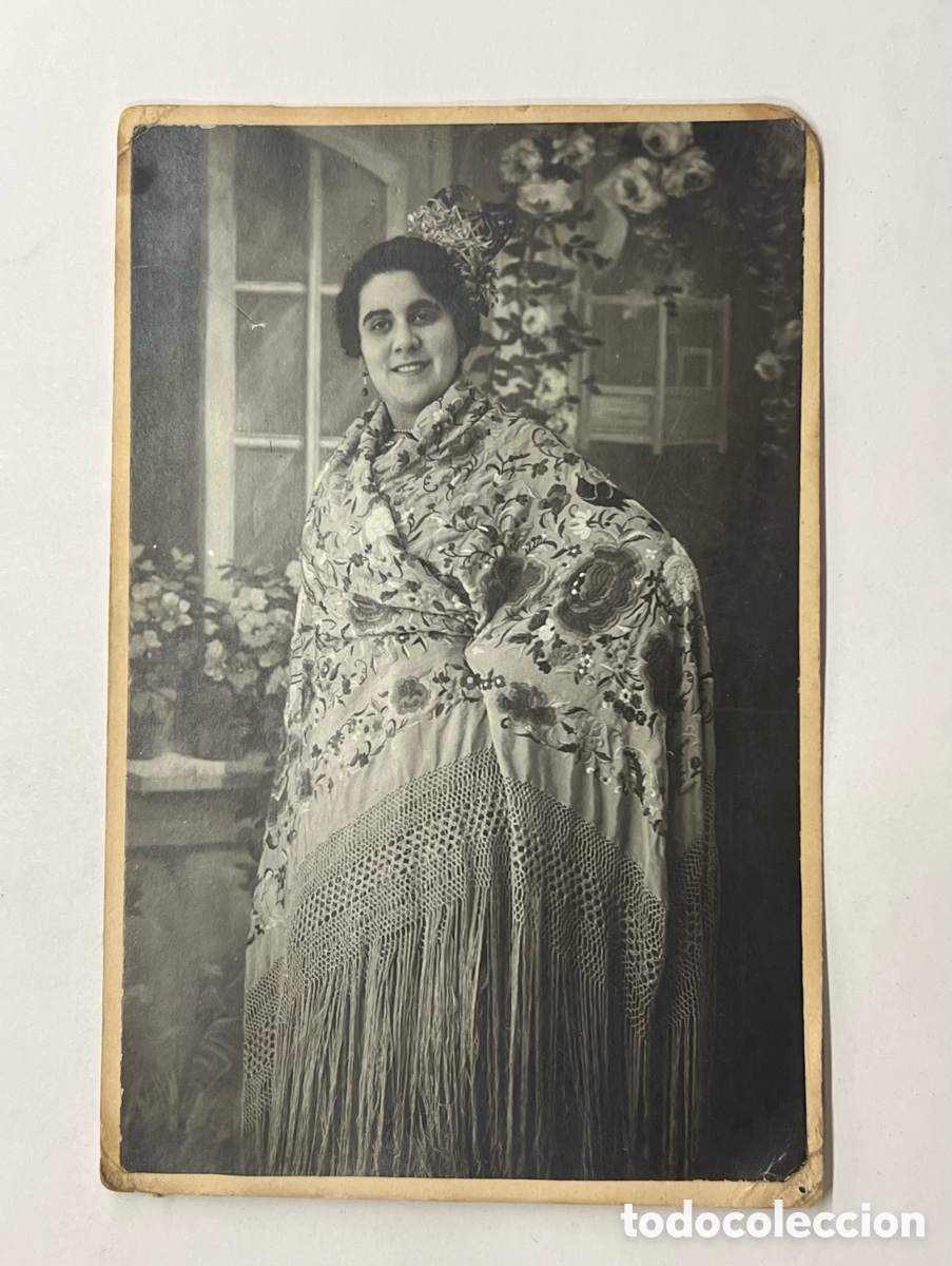 Fotograf&iacute;a antigua: MUJER CON MANT&Oacute;N DE MANILA.. El Arte de saber lucir un buen Mant&oacute;n de Manila.. (a.1919)