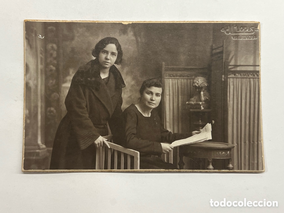 Fotograf&iacute;a antigua: VALENCIA, J. Llopis, fot&oacute;grafo. J&oacute;venes leyendo el peri&oacute;dico en el estudio del fot&oacute;grafo (h.1900?)