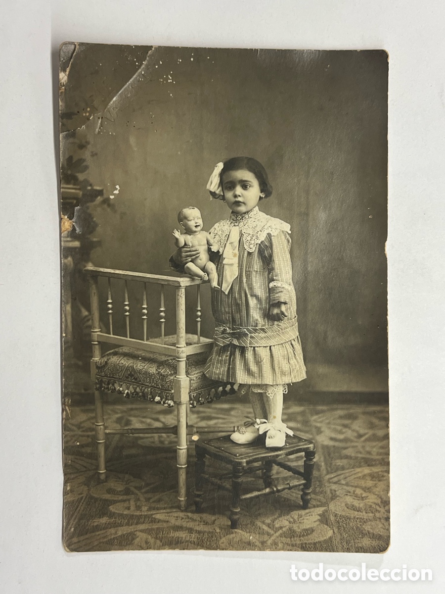 Fotograf&iacute;a antigua: NI&Ntilde;OS Y JUGUETES.. Fotograf&iacute;a Ni&ntilde;a con mu&ntilde;eca.. fot&oacute;grafo anonimo..? Esquina deslucida (h.1910?)