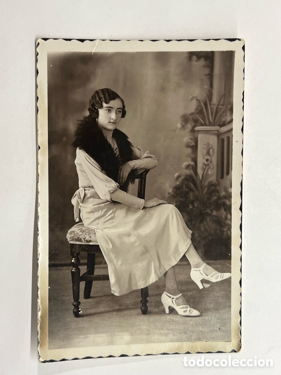 Fotograf&iacute;a antigua: FOTOGRAF&Iacute;A AN&Oacute;NIMA. Elegante joven sentada con zapatos blancos.. (h.1920?) Med&iacute;das: 14 x 9