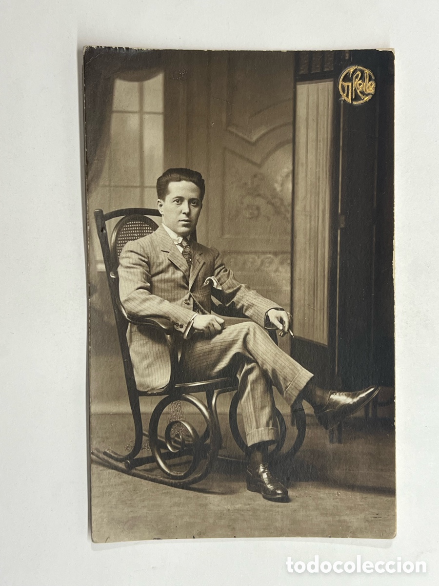 Fotograf&iacute;a antigua: G. ROLLO, fot&oacute;grafo. La Elegancia de un traje de rayas.. Se&ntilde;or sentado en Mecedora (h.1910?)