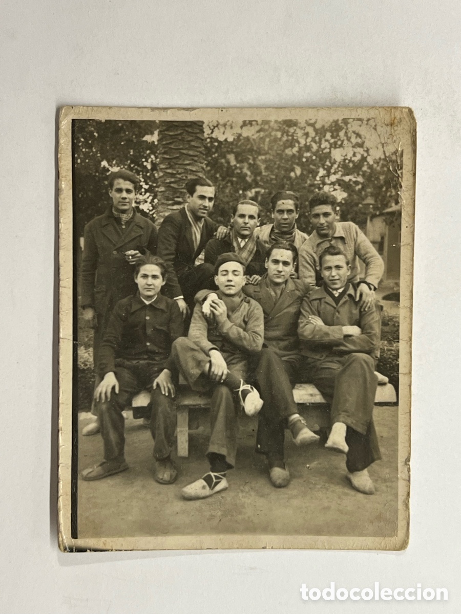 Fotograf&iacute;a antigua: MINUTEROS.. la fotograf&iacute;a al alcance de todos.. Compa&ntilde;eros de la f&aacute;brica .. (h.1945?)