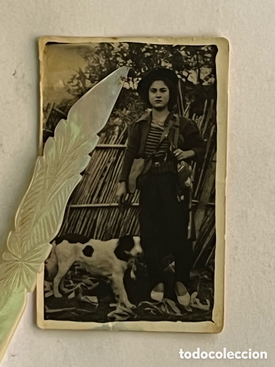 Fotograf&iacute;a antigua: MINUTEROS&hellip; Joven Cazadora Escopeta al hombro con su mascota (h.1945?)