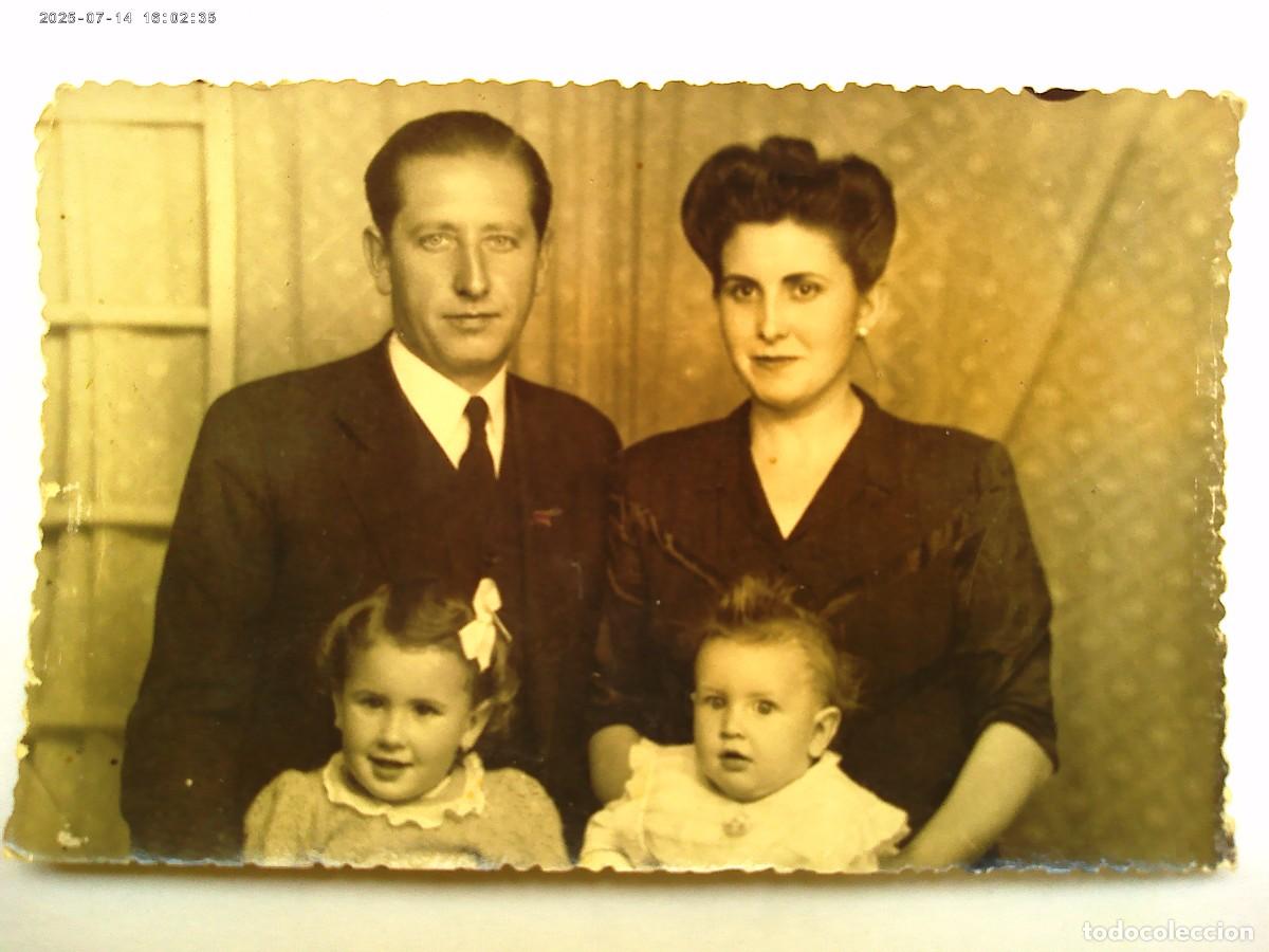 Fotograf&iacute;a antigua: BONITA FOTO DE ESTUDIO DE FAMILIA , 1947