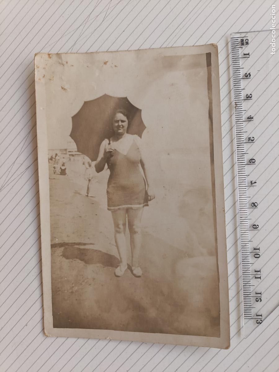 Fotograf&iacute;a antigua: Mujer en traje de playa. Fotopostal espa&ntilde;ola