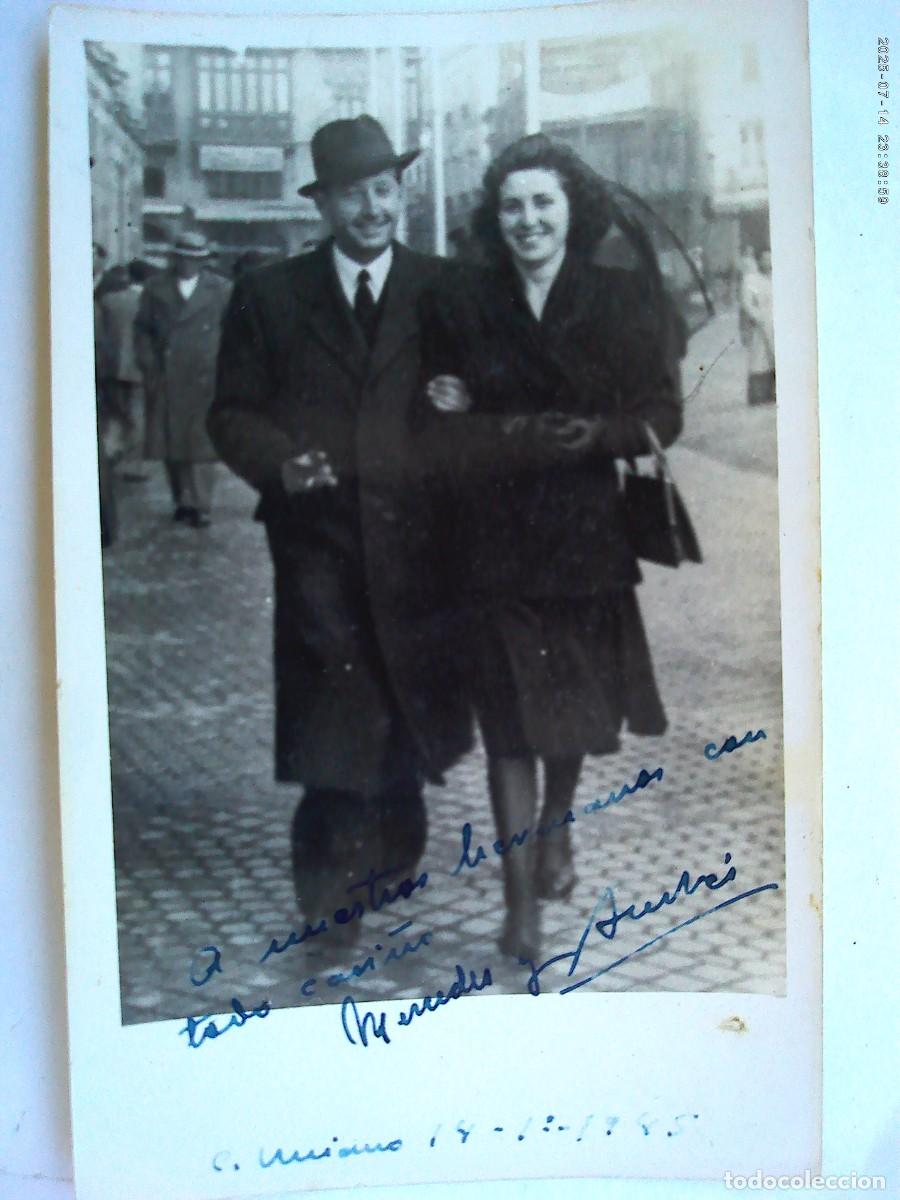 Fotograf&iacute;a antigua: MINUTERO DE FOTOGRAFO CALLEJERO DE PAREJA PASEANDO, ELLA DE LUTO CON VELO, 1945