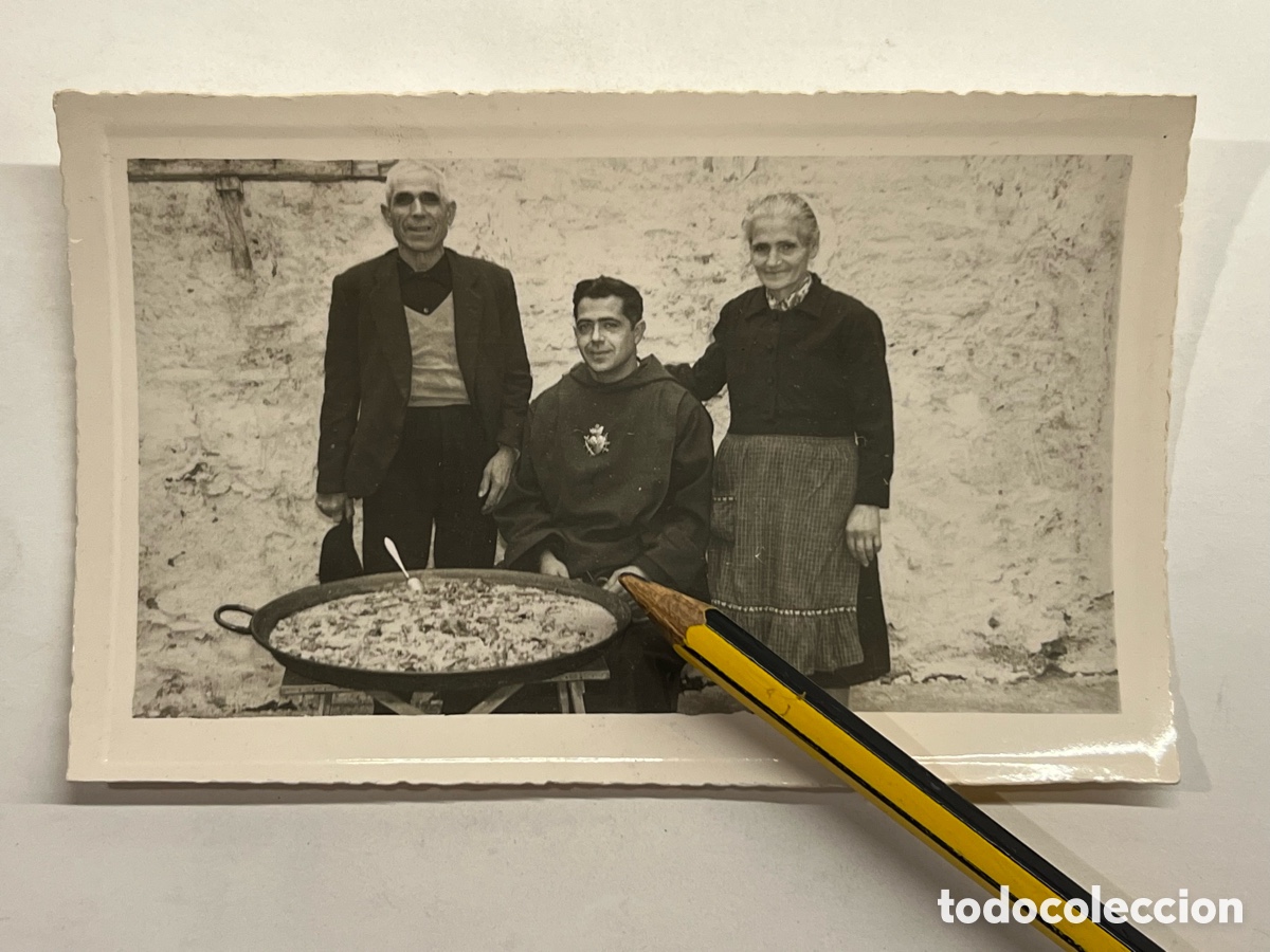 Fotograf&iacute;a antigua: MONJE DEHONIANO ? Sagrado Corazon de Jes&uacute;s.. compartiendo con sus padres de una rica paella