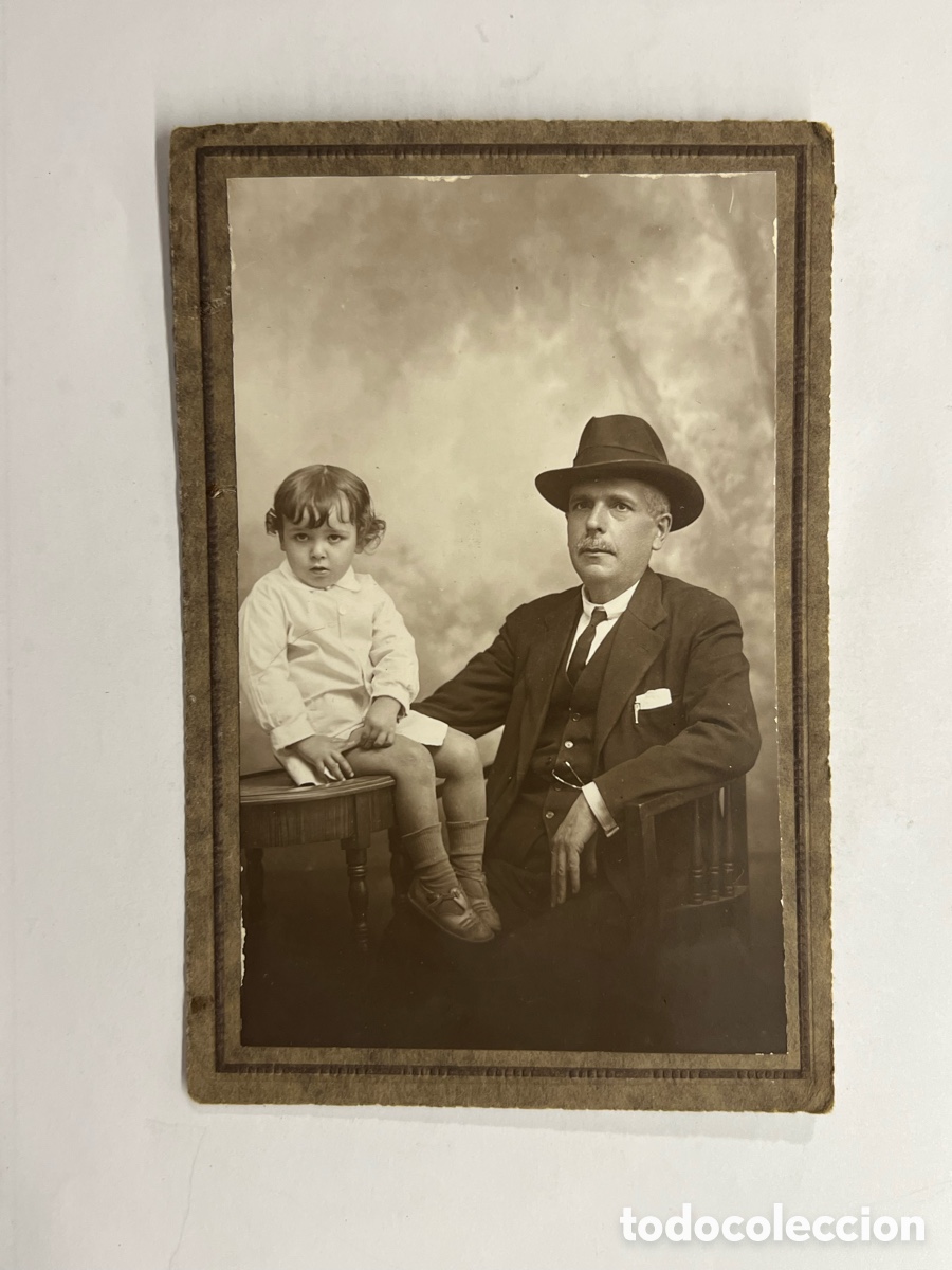 Fotograf&iacute;a antigua: BAZA (Granada) Fotograf&iacute;a J.A. Aviles.. Elegante Bastetano con su nieta.. (h.1920?) Med&iacute;das: 10 x 15