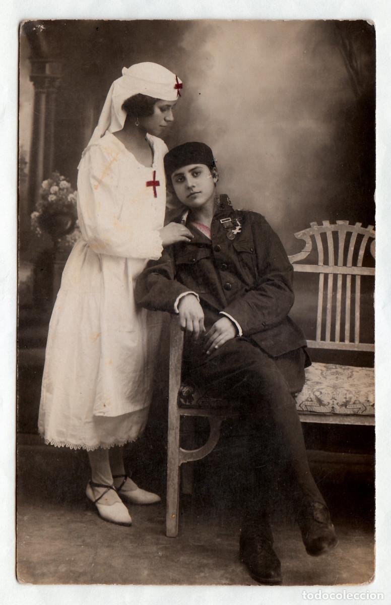 Fotograf&iacute;a antigua: Curiosa foto Pareja de mujeres. Enfermera Cruz Roja atendiendo a chica vestida de militar A&ntilde;os 20