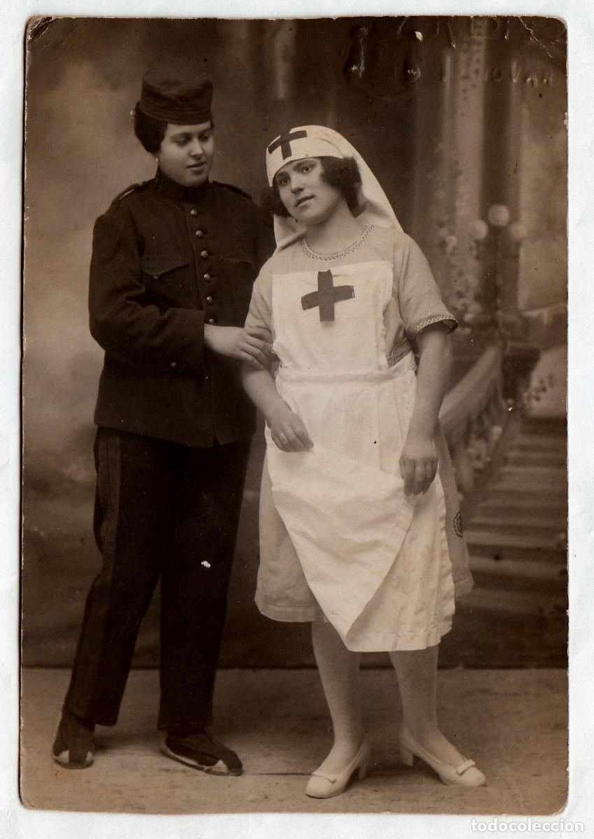 Fotograf&iacute;a antigua: Pareja mujeres Chica vestida de militar con enfermera Cruz Roja Ram&oacute;n L&oacute;pez, Monovar Alicante 10-20s